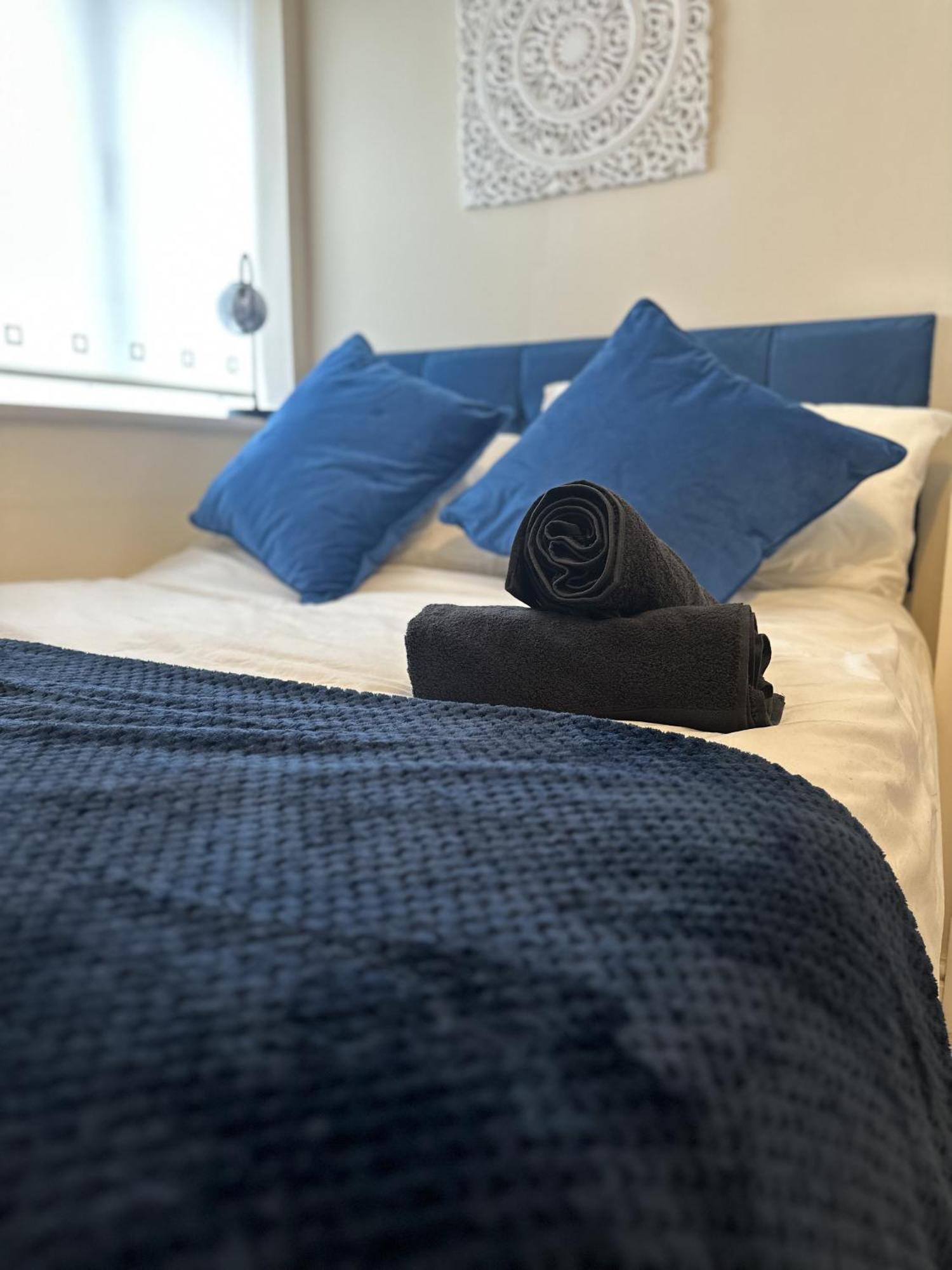 2 Bdr City Centre Apartment With Parking คาร์ดิฟฟ์ ภายนอก รูปภาพ