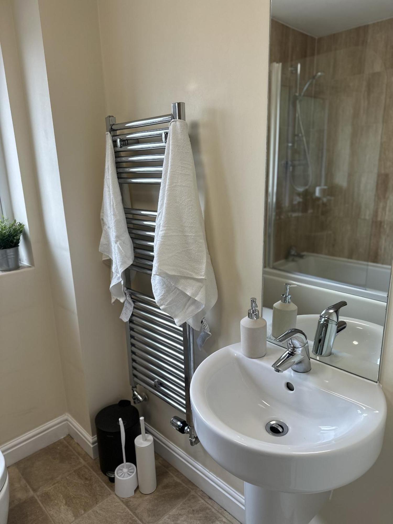 2 Bdr City Centre Apartment With Parking คาร์ดิฟฟ์ ภายนอก รูปภาพ